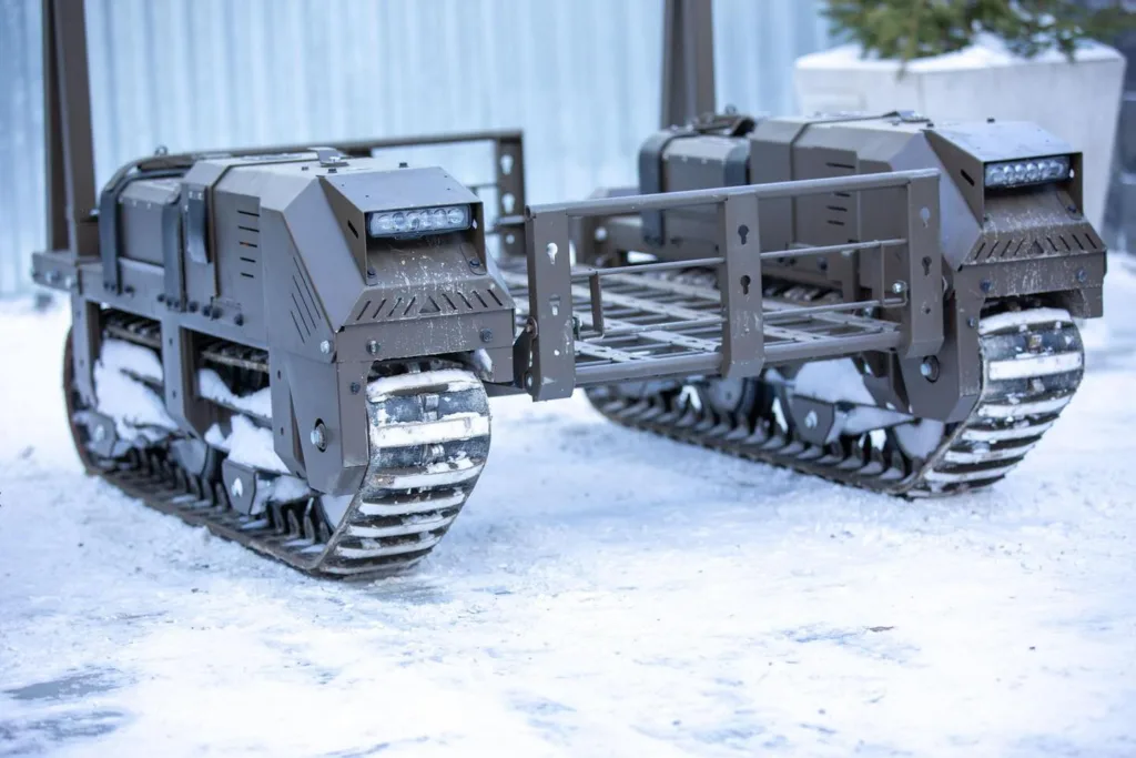 Безпілотний гусеничний наземний робот на снігу