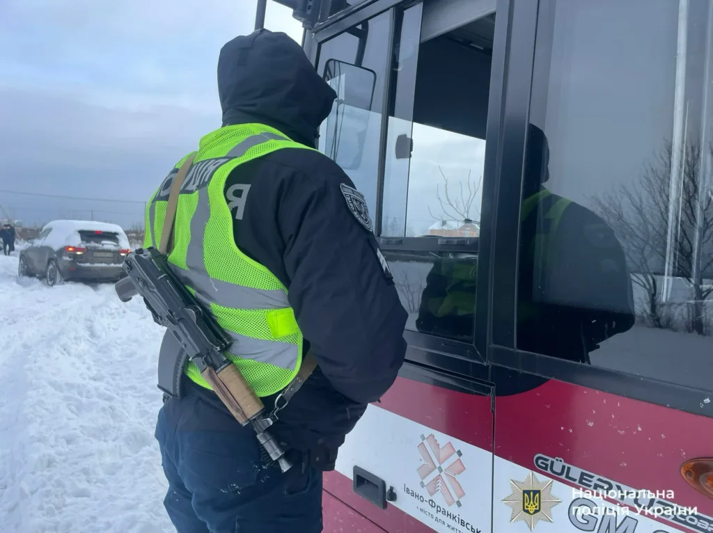 Поліцейський перевіряє автобус на засніженій дорозі