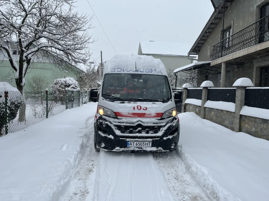 Швидка допомога на засніженій вулиці