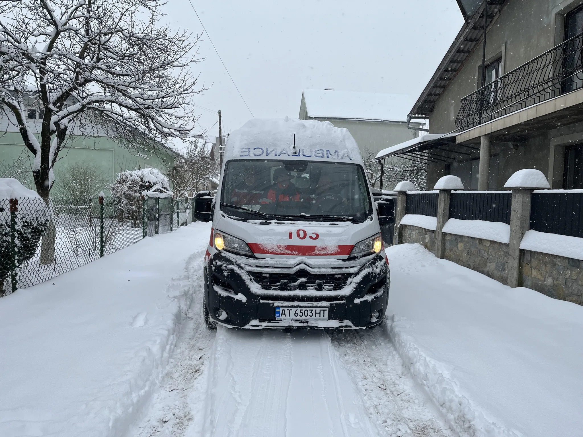 Швидка допомога на засніженій вулиці