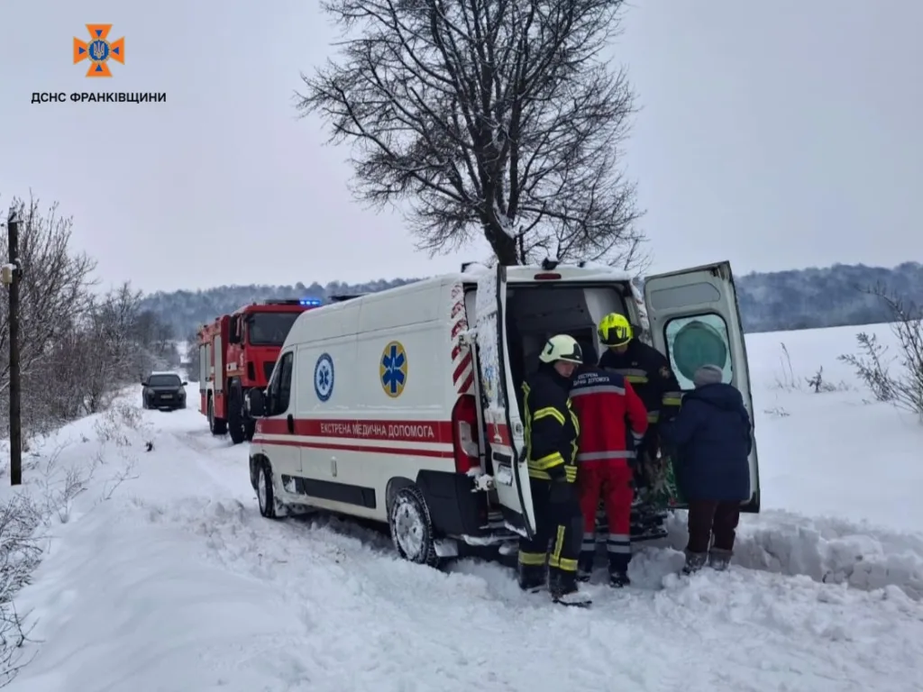 Рятувальники допомагають швидкій у снігу