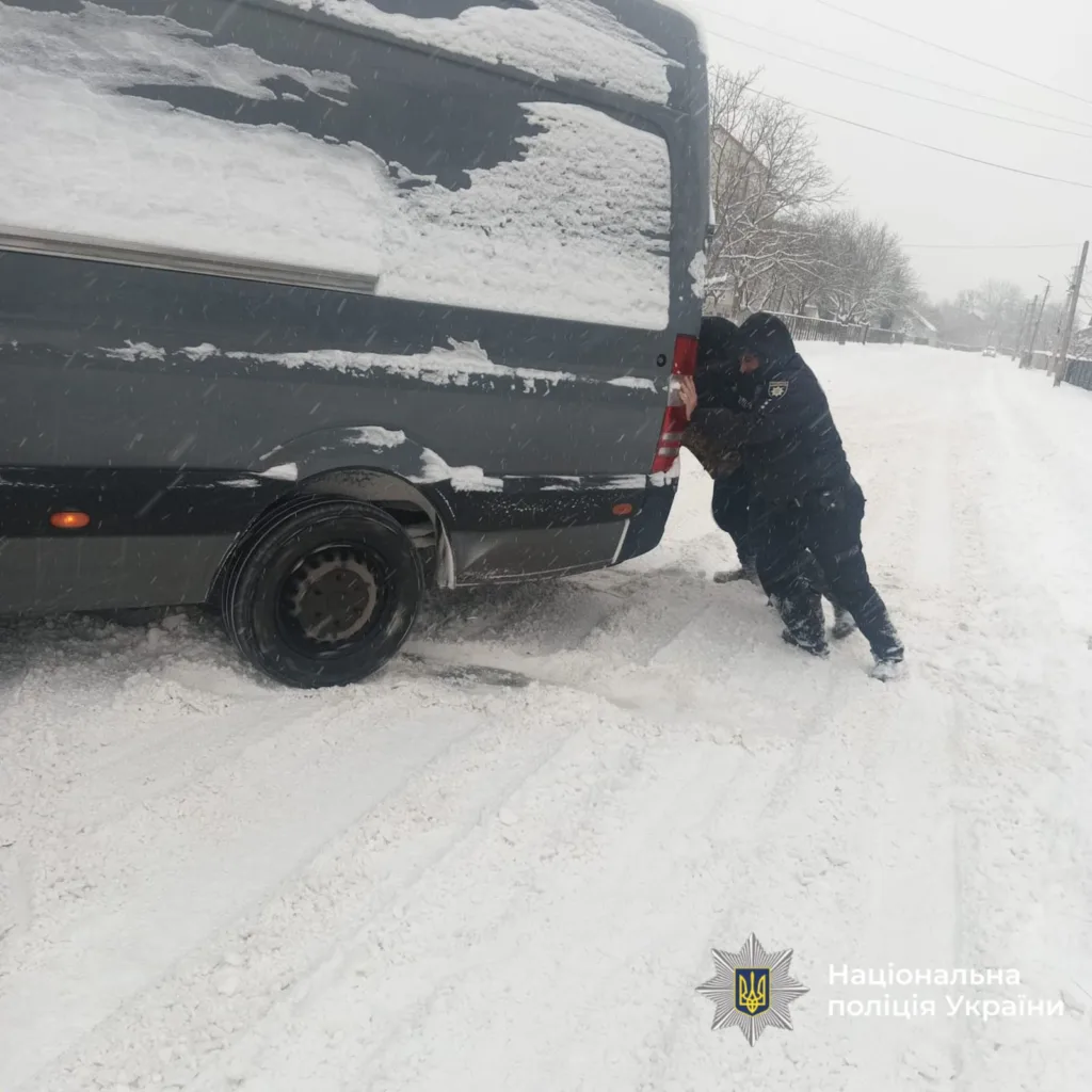 Поліцейські штовхають автомобіль у снігу