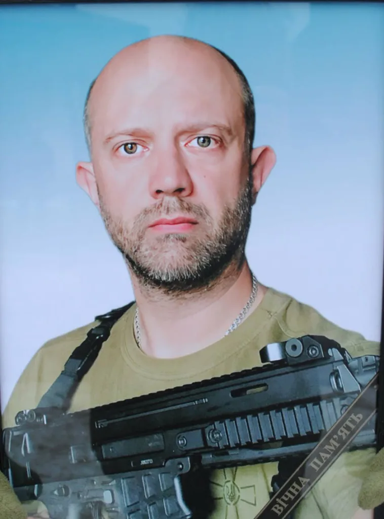 Військовий чоловік з автоматом на портреті