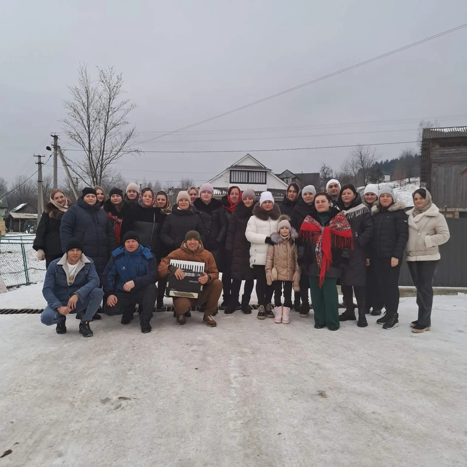 Група людей на вулиці взимку у селі