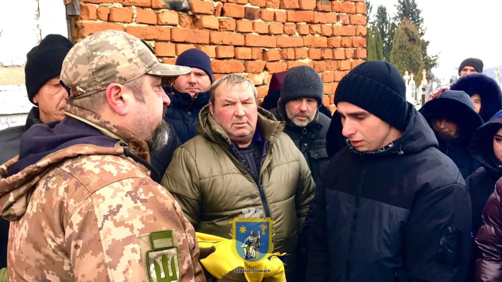 Люди вшанували героя під українським прапором