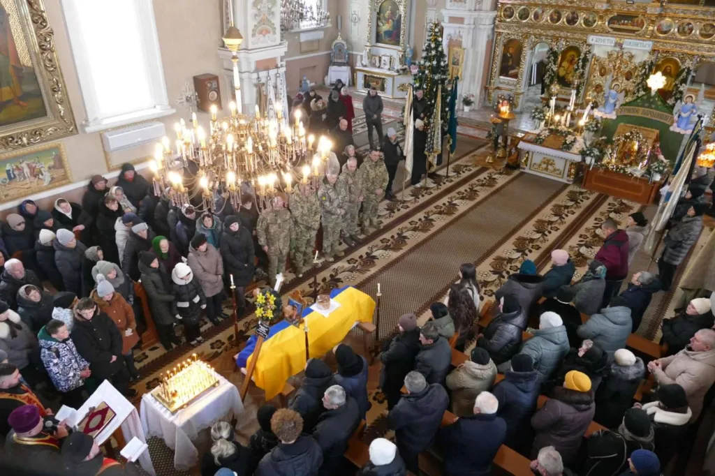 Прощання із загиблим військовим у церкві України