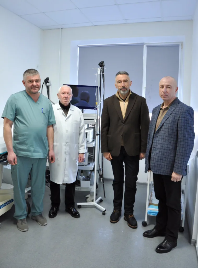 Лікарі в сучасному медичному кабінеті