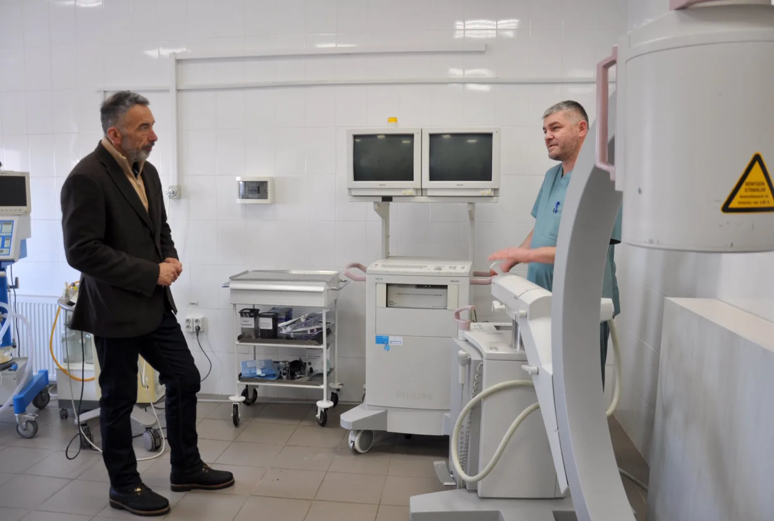 Лікар і відвідувач у медичному кабінеті