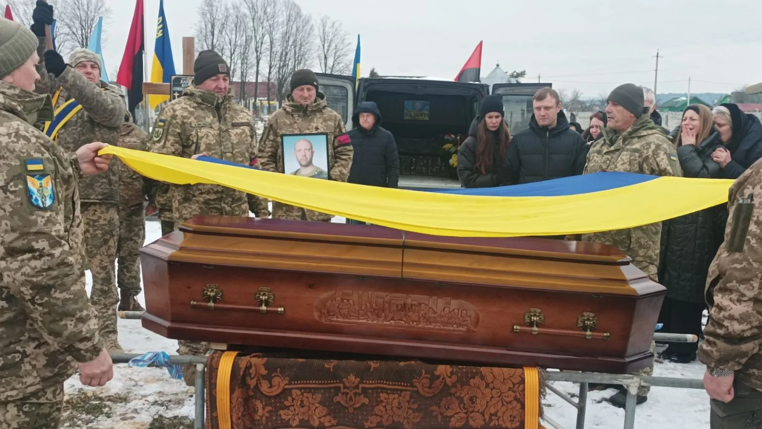 Військові прощаються з полеглим героєм України