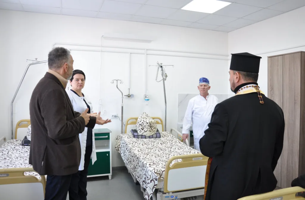 Обговорення у лікарняній палаті з медичним персоналом