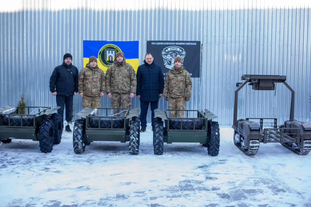 Військові з безпілотними машинами на снігу