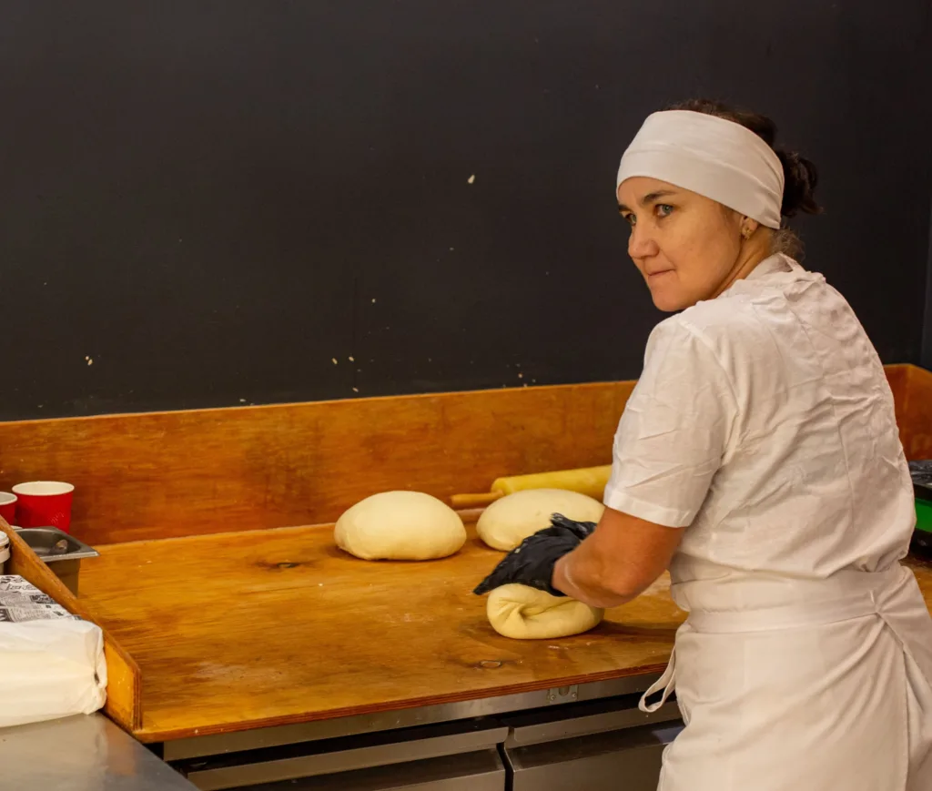 Пекар готує тісто на дерев'яному столі