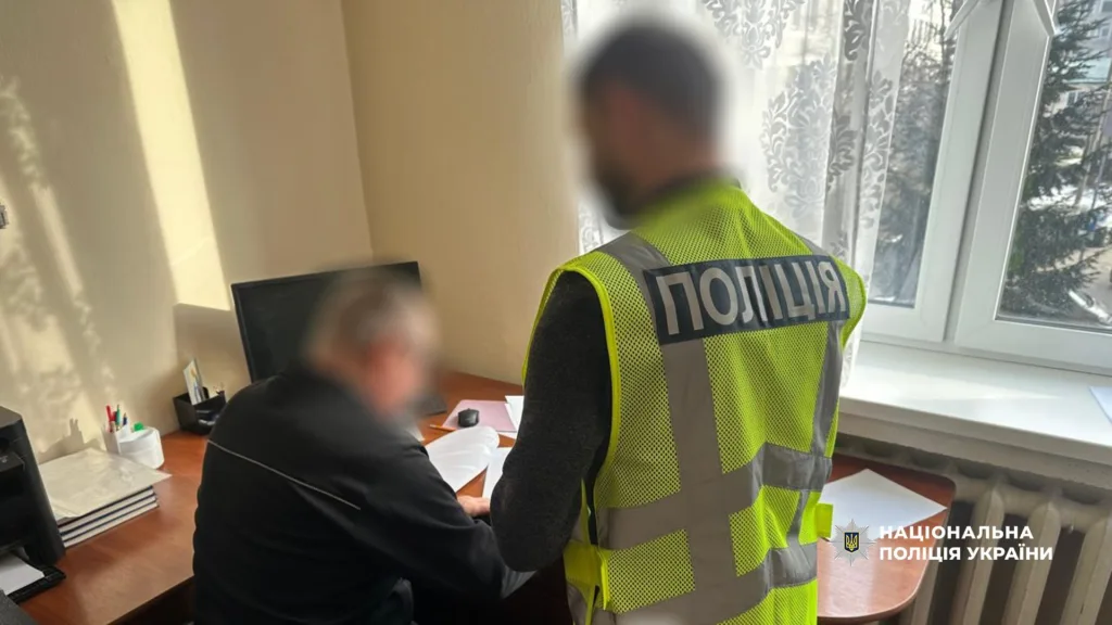 Поліцейський спілкується з чоловіком у кабінеті