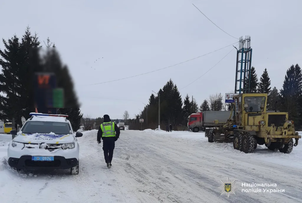 Поліцейський патруль перевіряє техніку на засніженій дорозі