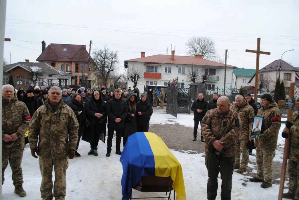 Військові та люди на похороні героя України