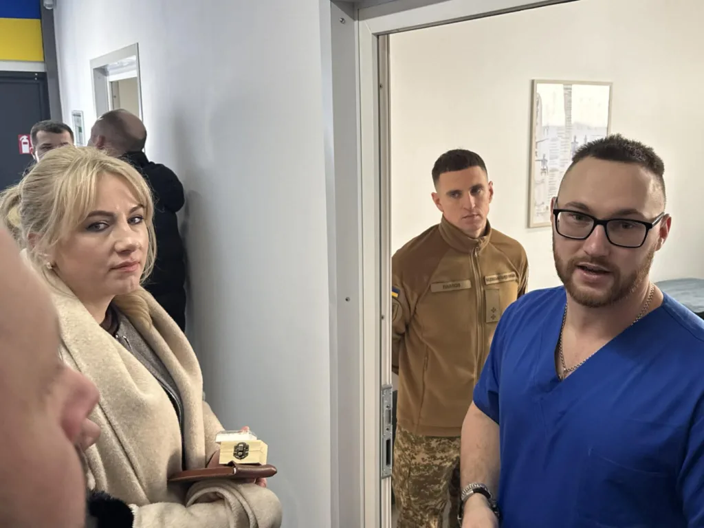 Лікар і військові обговорюють медичні питання у клініці