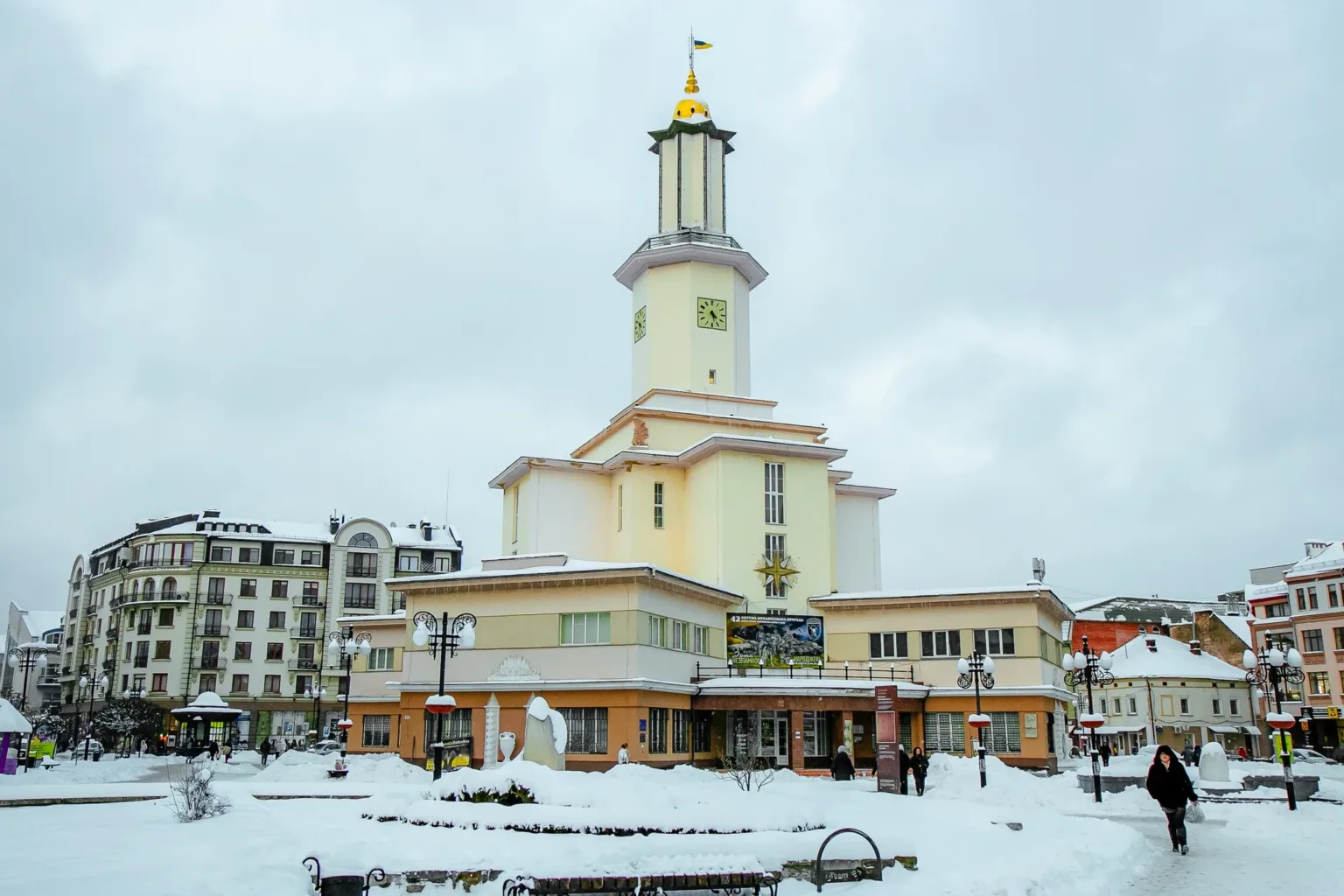Зимовий міський центр з годинниковою вежею