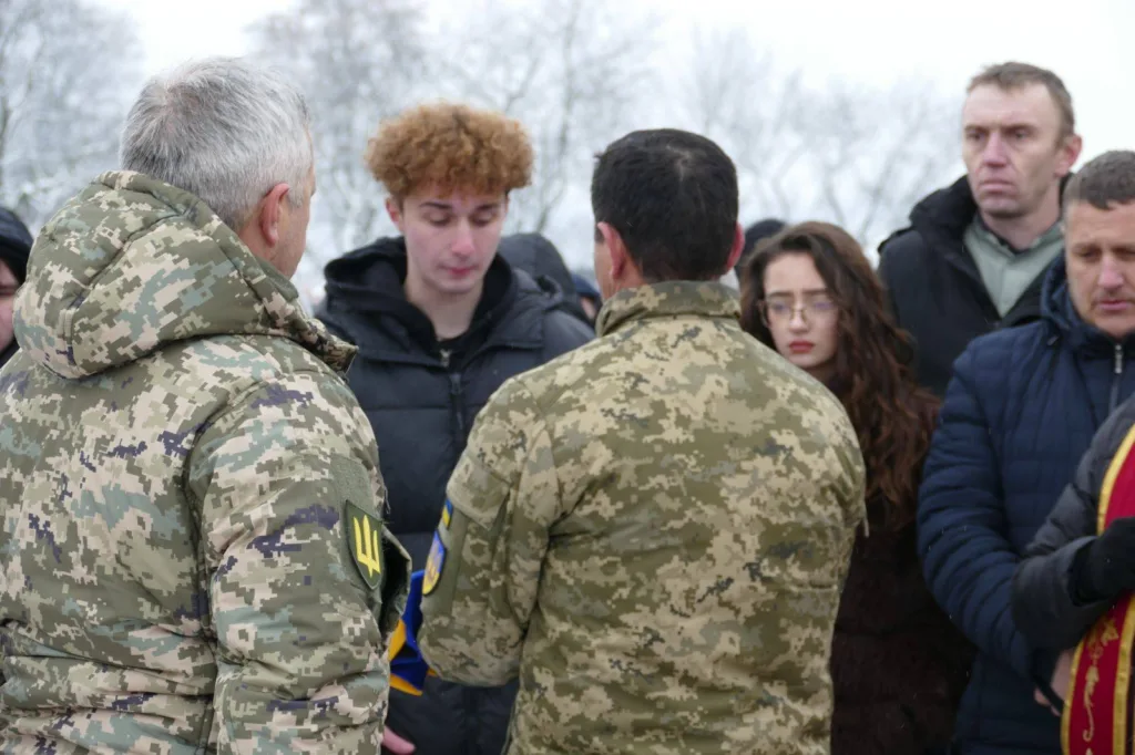 Люди та військові на вуличному зібранні взимку