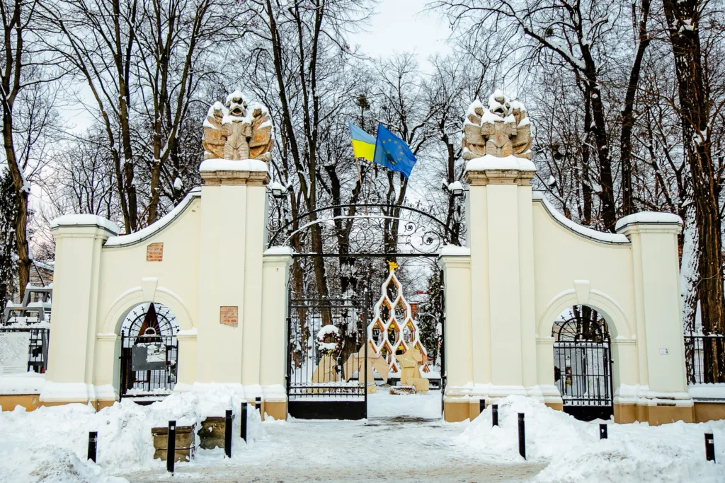 Засніжений вхід до парку з прапорами України та ЄС