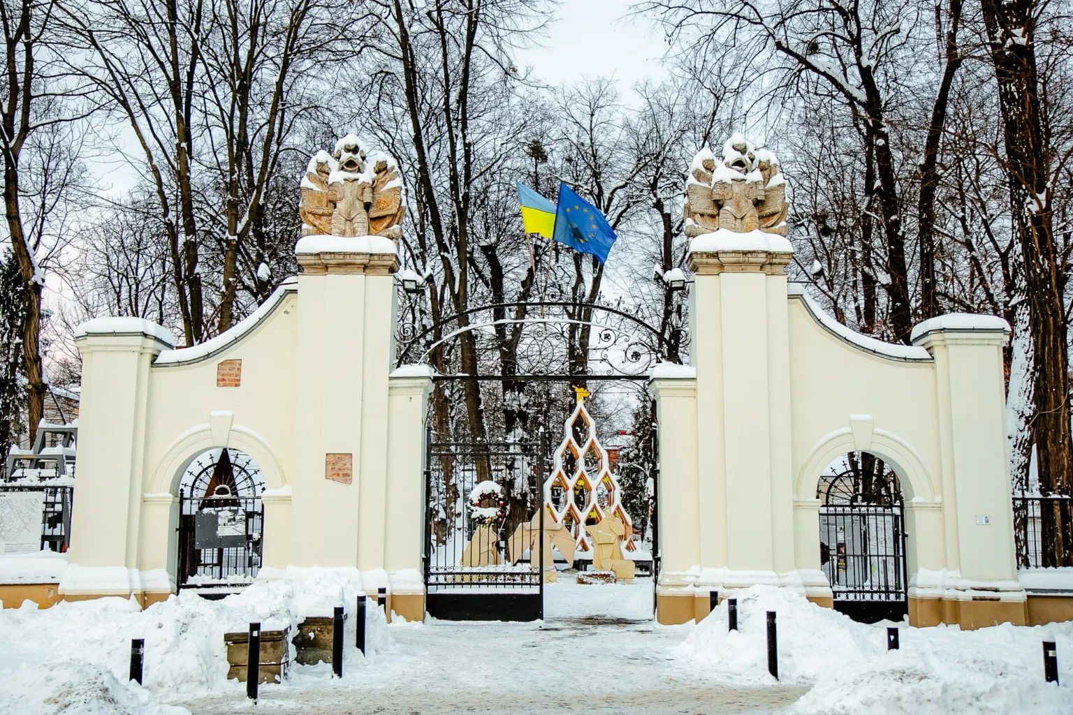 Засніжений вхід до парку з прапорами України та ЄС