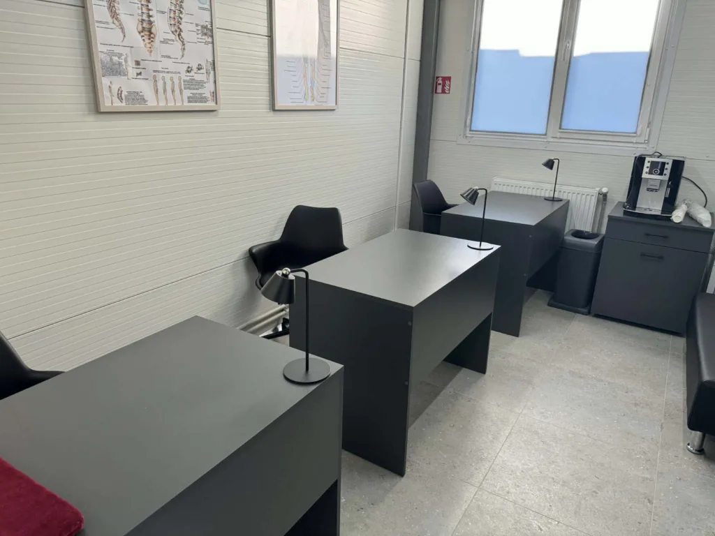 Сучасний офіс з темними столами та лампами