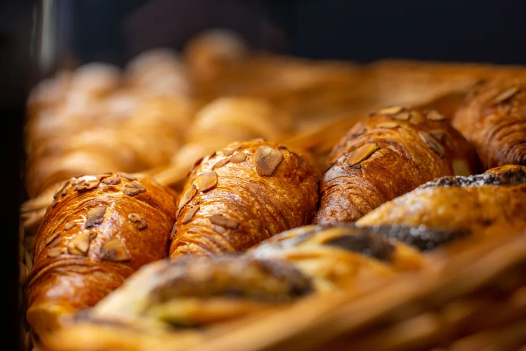 Свіжоспечені круасани з мигдалем у пекарні