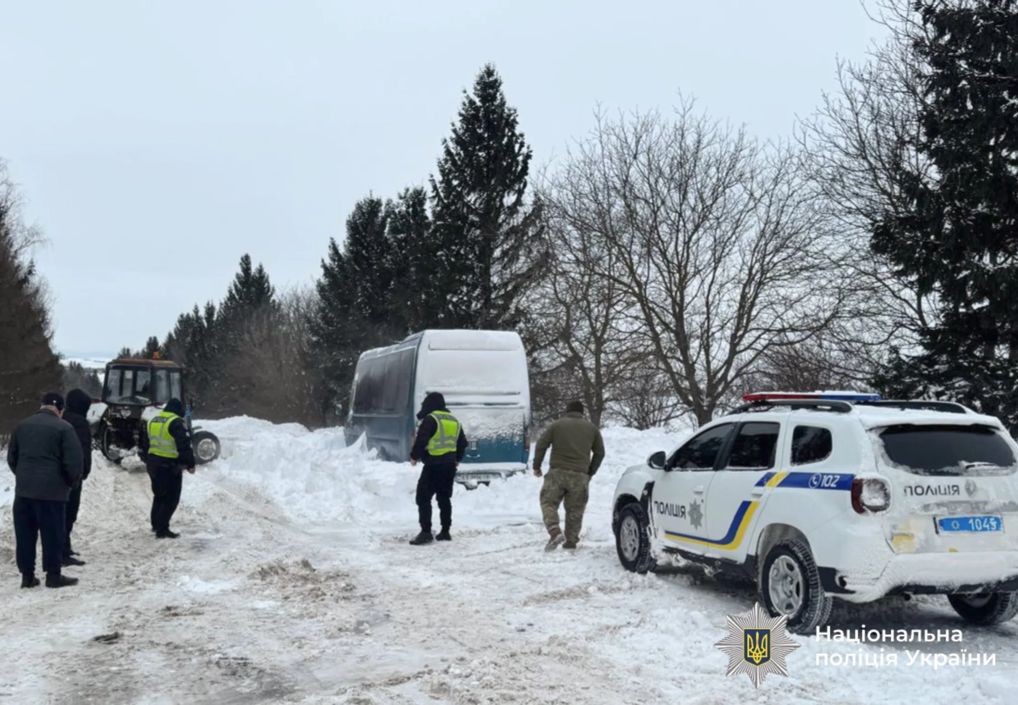 Поліція допомагає автобусу, що застряг у снігу