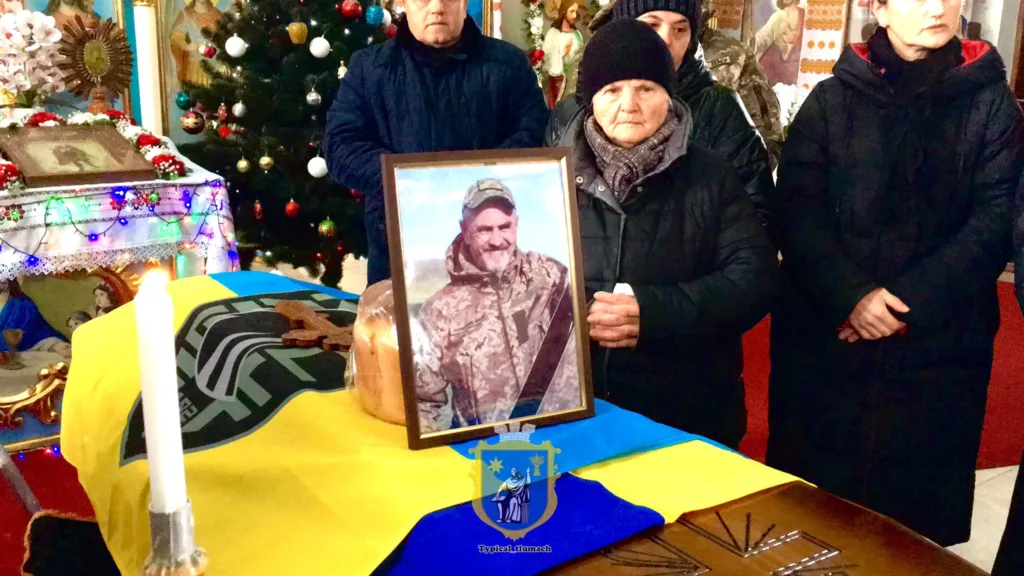 Прощання із загиблим українським військовим у церкві