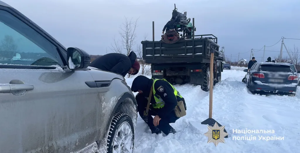 Поліція допомагає водіям на засніженій дорозі