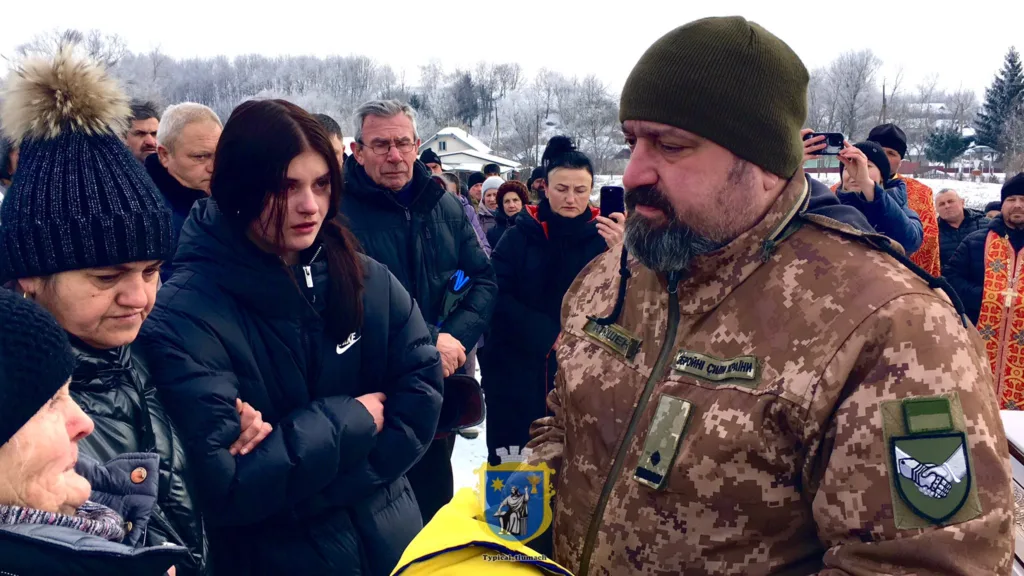 Люди прощаються із загиблим військовим взимку