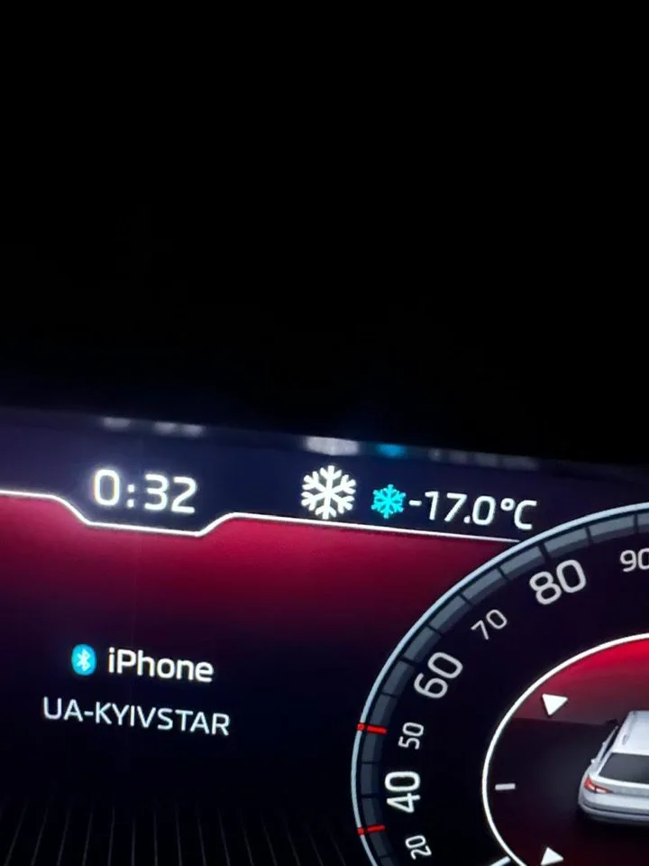 Панель автомобіля показує температуру мінус 17 градусів