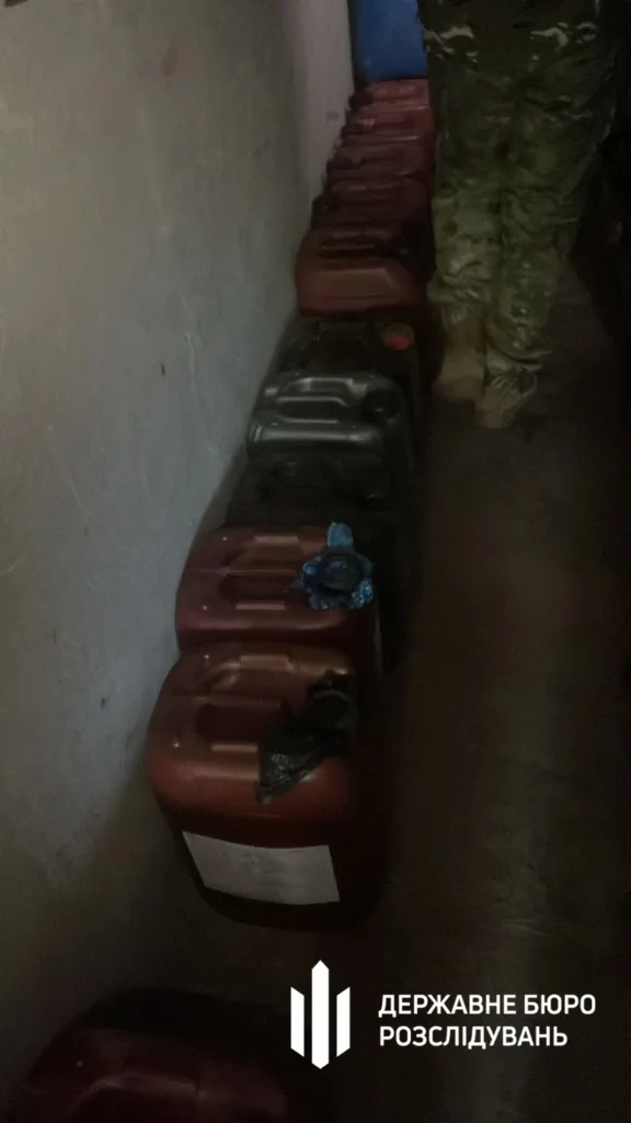 Каністри з пальним у приміщенні