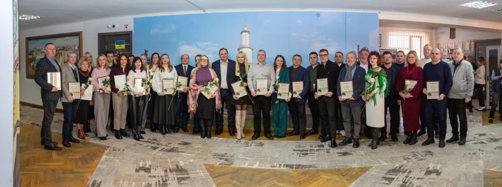 Група людей тримає нагороди на церемонії вручення