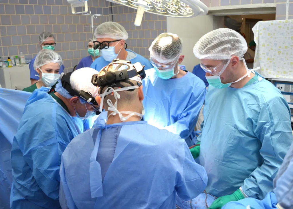 Хірурги проводять операцію в операційній кімнаті