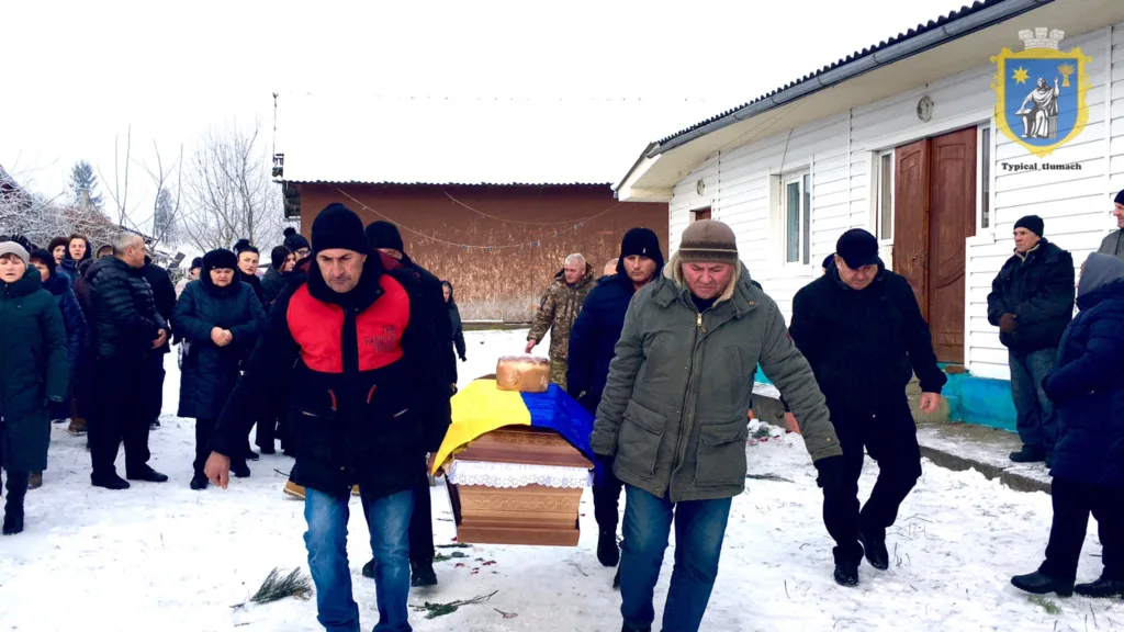 Прощання з воїном у зимовому селі України