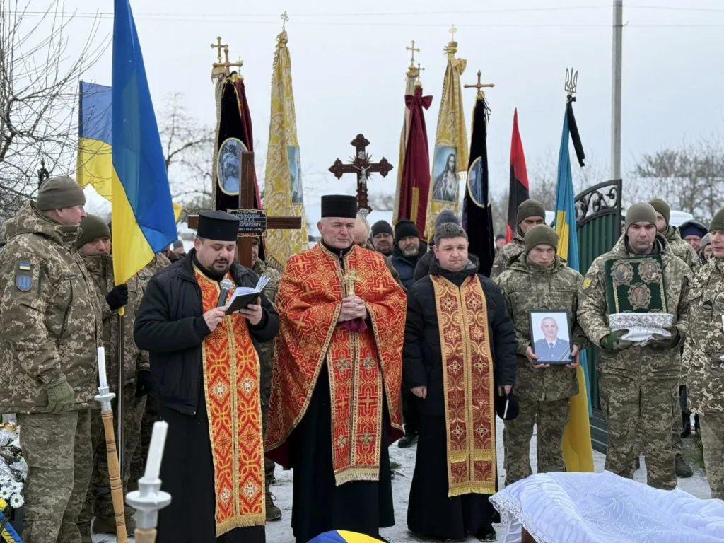 Похоронна церемонія українського військовослужбовця взимку