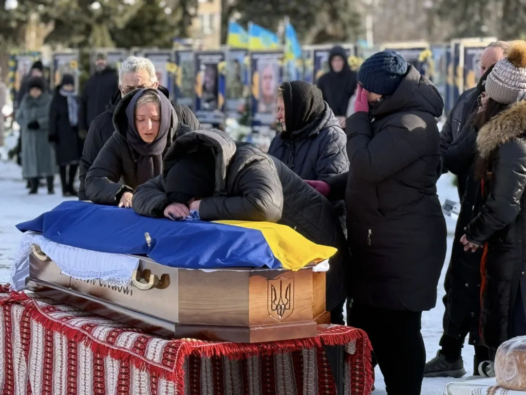 Люди оплакують загиблого захисника України на похороні