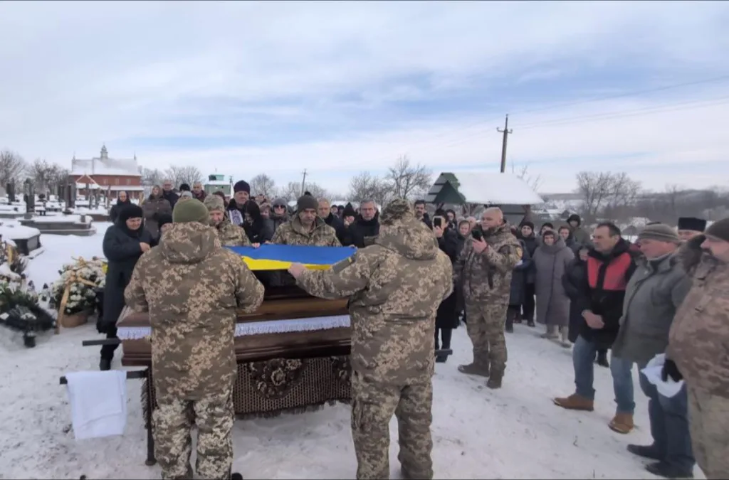 Військові прощаються із загиблим героєм в Україні