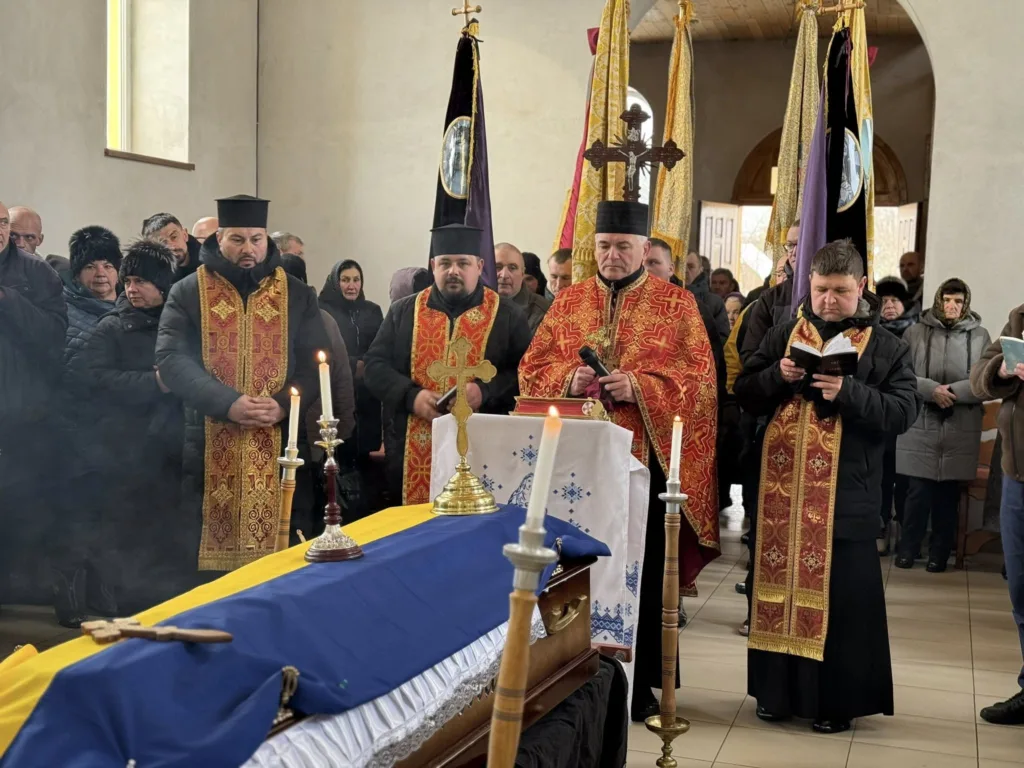 Священики проводять панахиду у храмі біля труни