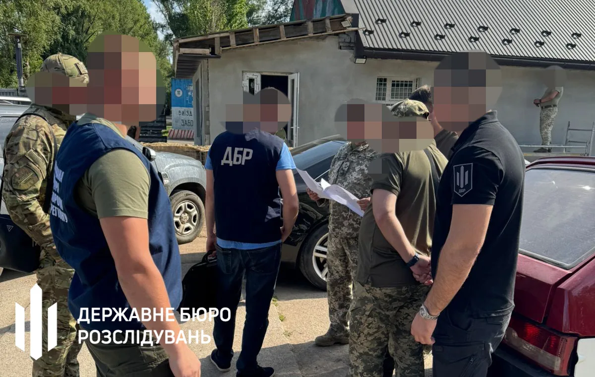 Працівники ДБР проводять розслідування на вулиці