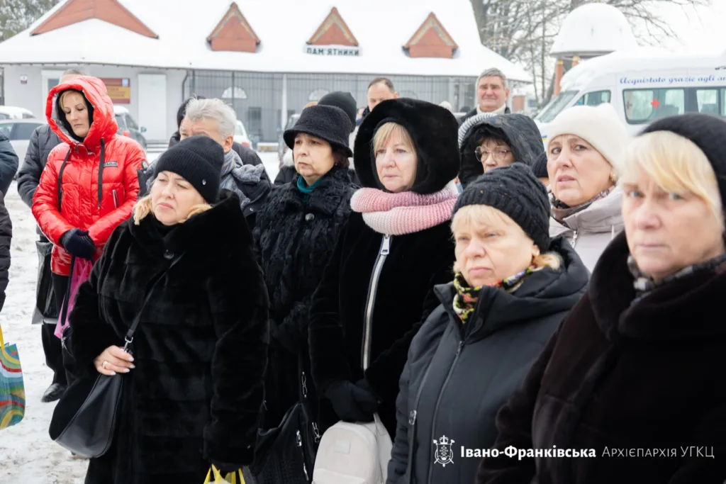 Люди на зимовому заході в Івано-Франківську