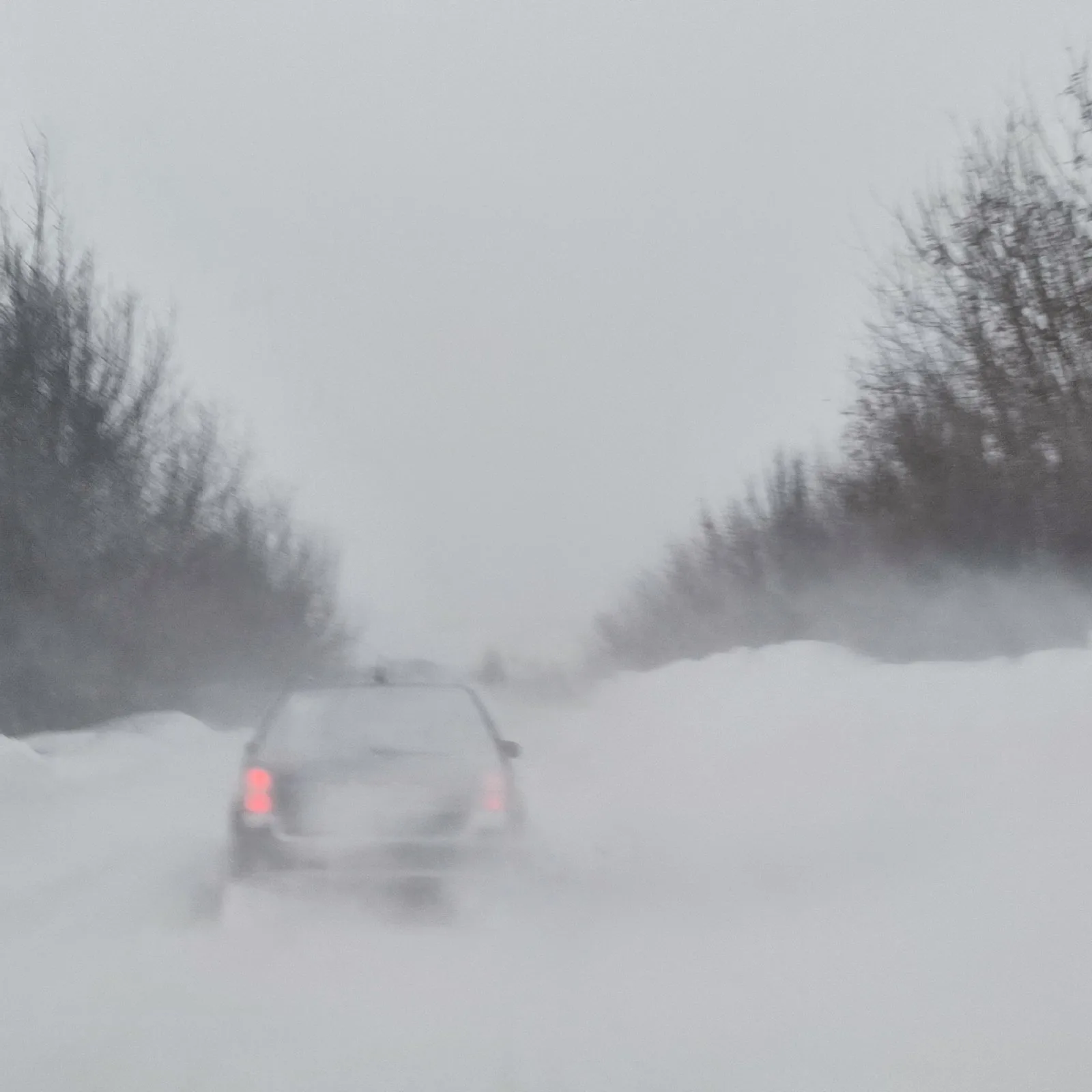 Автомобіль їде засніженою зимовою дорогою