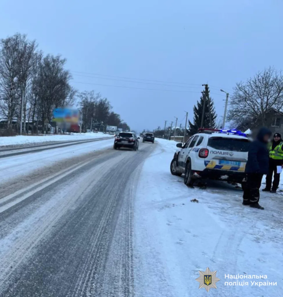 Поліція на зимовій дорозі під час патрулювання