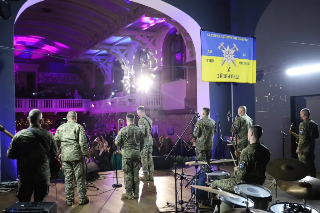 Військовий оркестр виступає на сцені перед глядачами