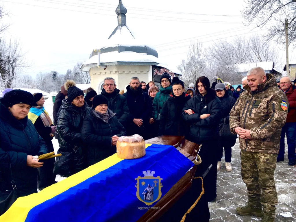 Прощання з військовим героєм під українським прапором