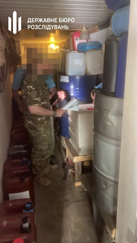 Слідчі ДБР перевіряють ємності з паливом
