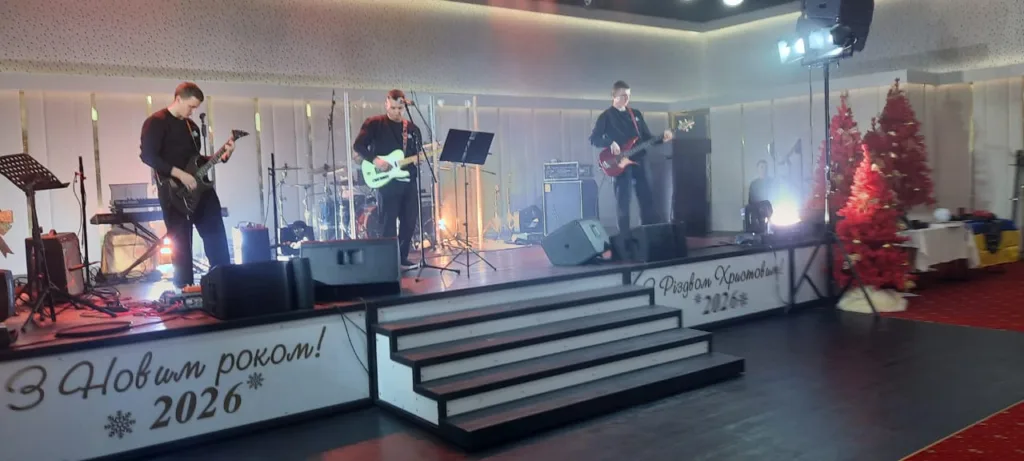 Музичний гурт виступає на новорічній сцені 2026