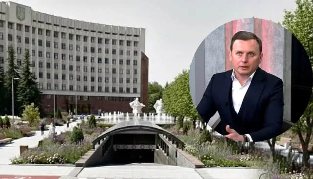 Будівля міської ради та чоловік у костюмі