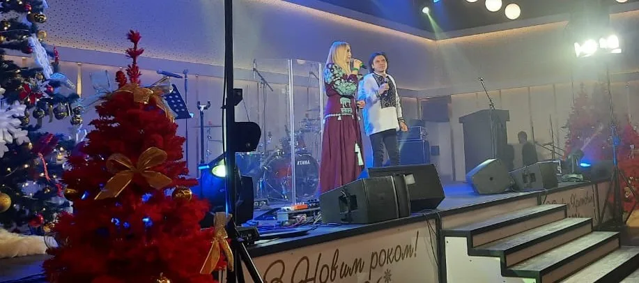 Новорічний концерт із ведучими на сцені