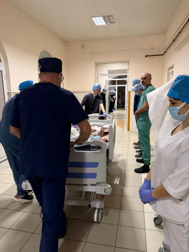 Медики транспортують пацієнта коридором лікарні